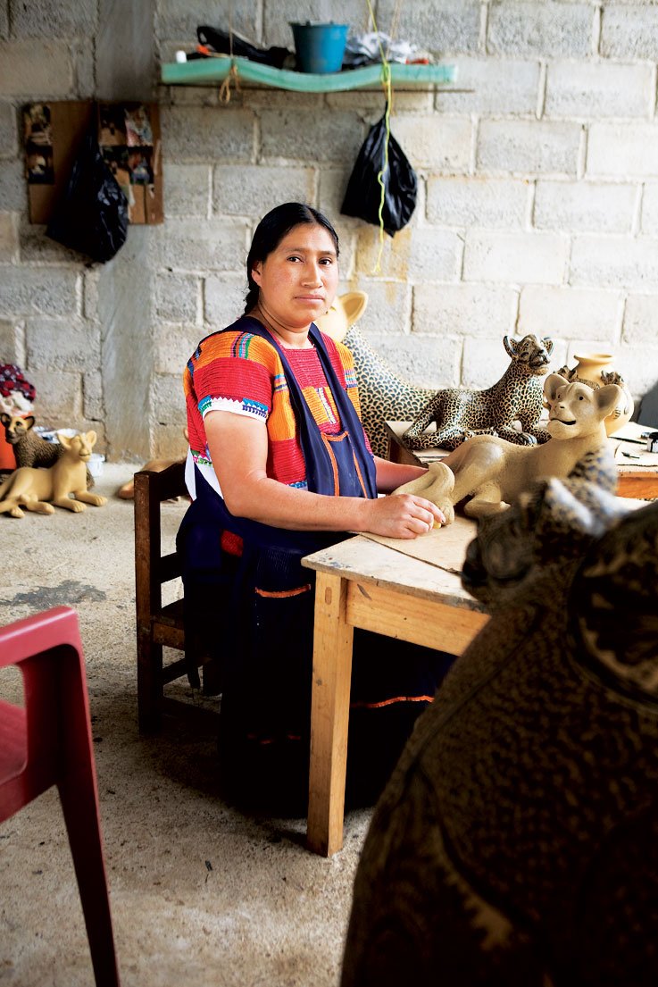 Juana Gómez Ramírez | Barro levantado a mano, modelado y policromado en frío | Amatenango del Valle, Chiapas